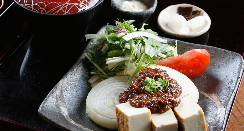 新玉葱のステーキと豆富の肉味噌がけ